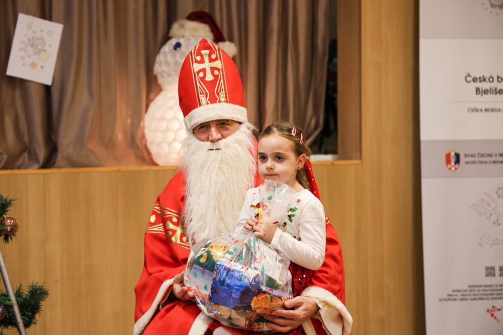 [FOTO] Blagdanska čarolija u Bjeliševcu: Sveti Nikola razveselio mališane i mještane