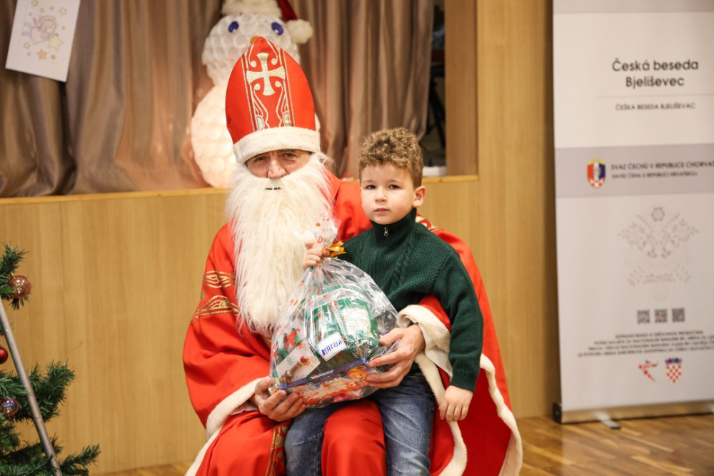 [FOTO] Blagdanska čarolija u Bjeliševcu: Sveti Nikola razveselio mališane i mještane
