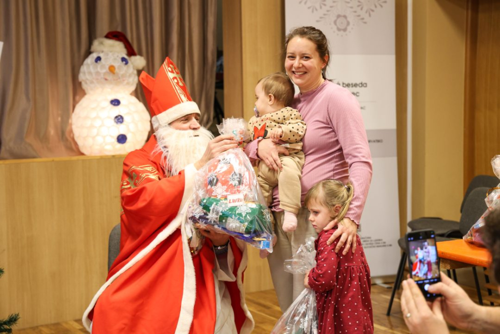 [FOTO] Blagdanska čarolija u Bjeliševcu: Sveti Nikola razveselio mališane i mještane