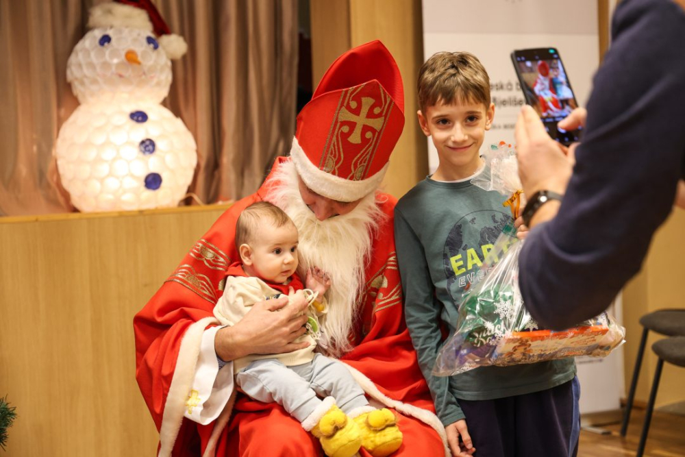 [FOTO] Blagdanska čarolija u Bjeliševcu: Sveti Nikola razveselio mališane i mještane