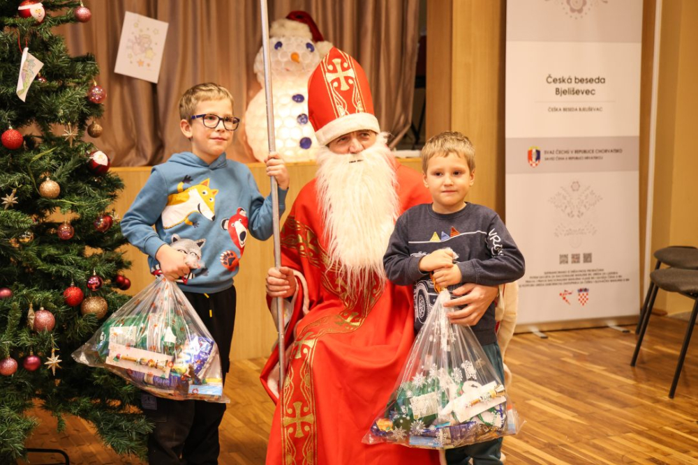 [FOTO] Blagdanska čarolija u Bjeliševcu: Sveti Nikola razveselio mališane i mještane