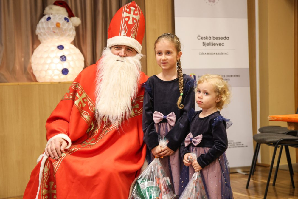 [FOTO] Blagdanska čarolija u Bjeliševcu: Sveti Nikola razveselio mališane i mještane