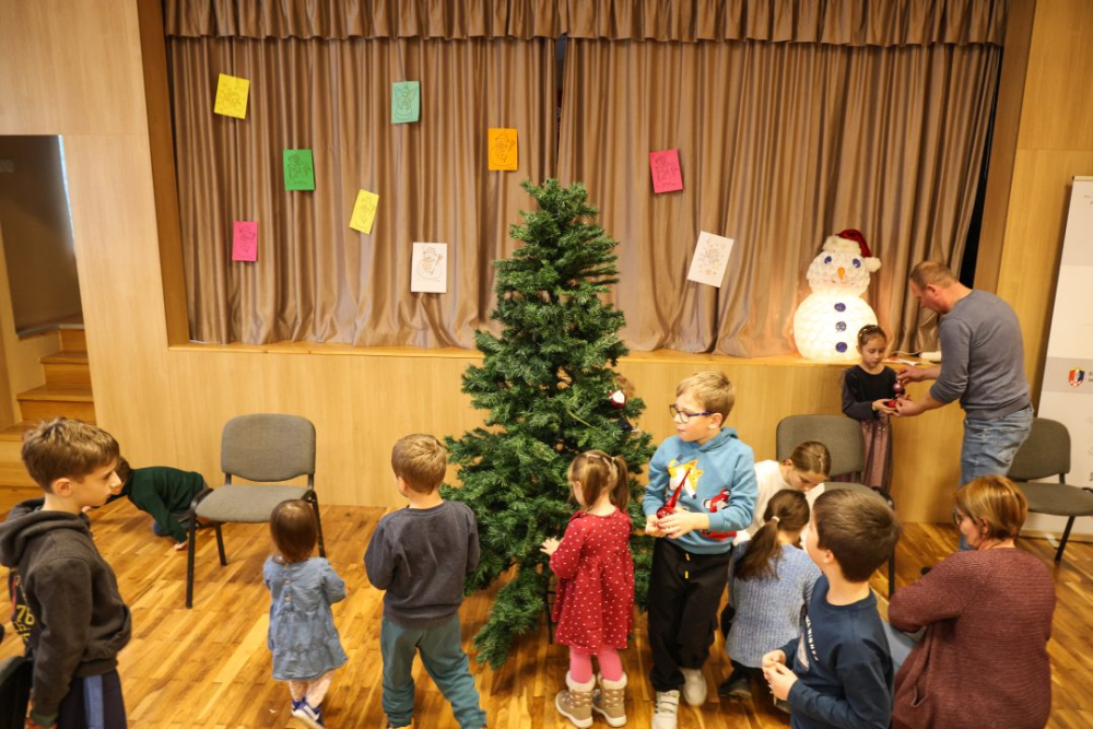 [FOTO] Blagdanska čarolija u Bjeliševcu: Sveti Nikola razveselio mališane i mještane