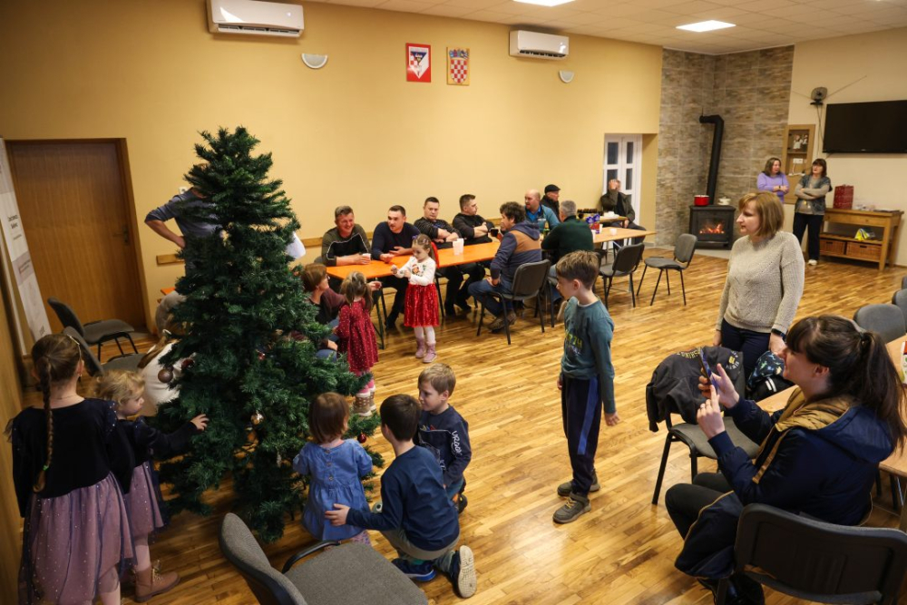 [FOTO] Blagdanska čarolija u Bjeliševcu: Sveti Nikola razveselio mališane i mještane