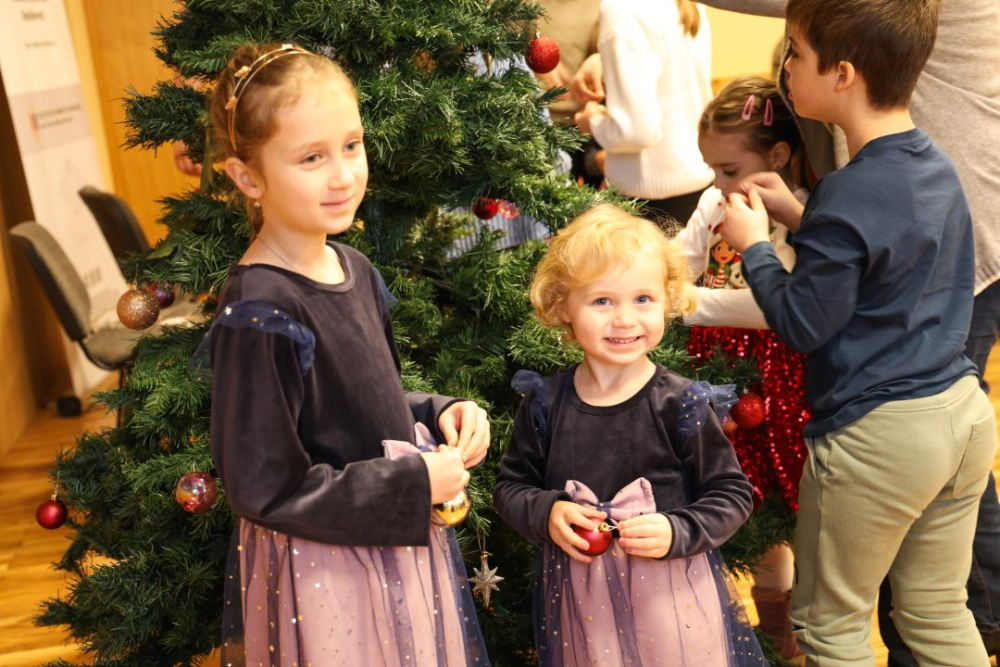 [FOTO] Blagdanska čarolija u Bjeliševcu: Sveti Nikola razveselio mališane i mještane