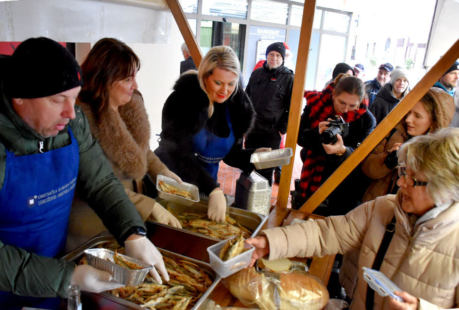 Požega.eu | OBRTNICI PRIPREMILI TRADICIONALNI POSNI OBROK Badnjak uz girice i medenu rakiju za Požežane