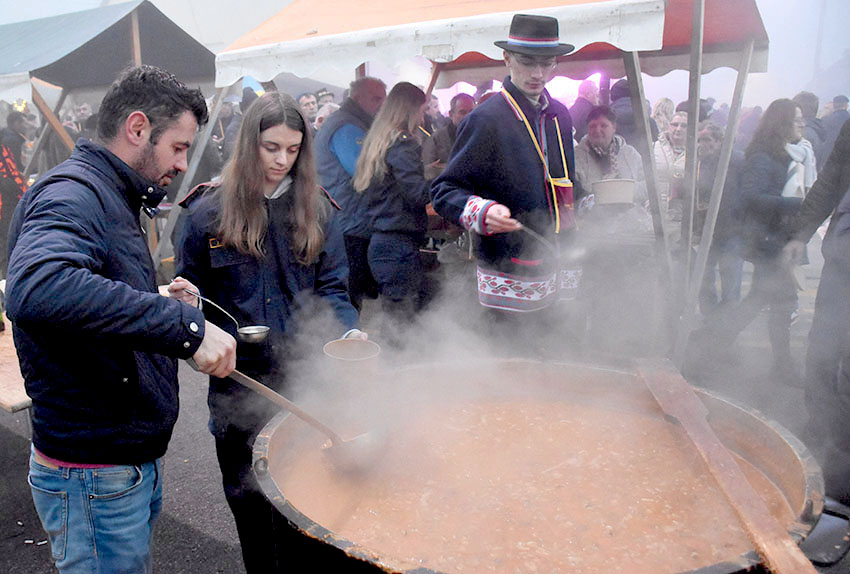 Požega.eu | UZ ŠIMU JOVANOVCA I ŽETEOCE PROSLAVLJENO VINCELOVO U VETOVU: U slast ʼplanuloʼ 500 litara graha