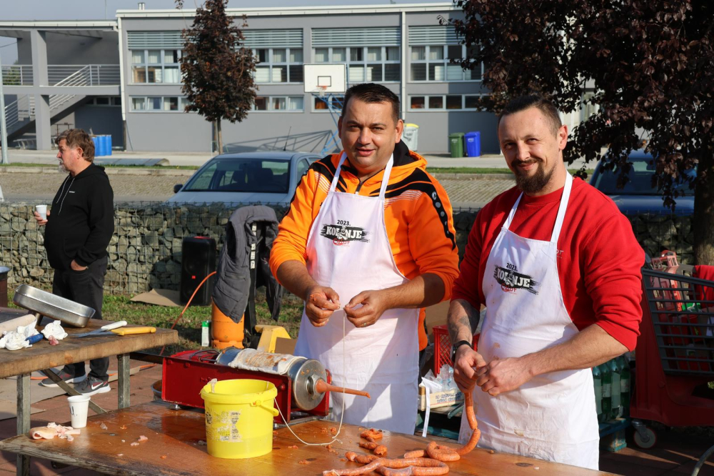 Požega.eu | /FOTO/ Miris čvaraka i domaćih kobasica privukao brojne kupce i posjetitelje u Color trgovački centar 