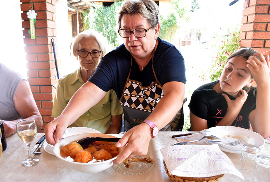 Kokošiji kirvaj uz tradicionalni slavonski ručak [FOTO]