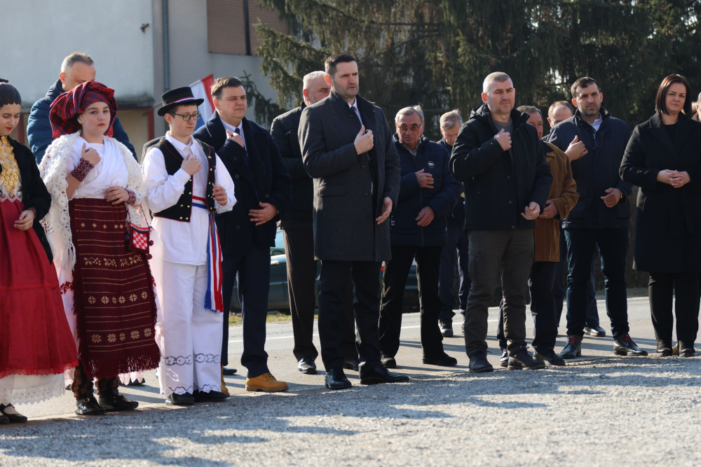 SB Online | Svečanost obilježavanja Dana općine Sibinj: Položeni vijenci, zapaljene svijeće kod spomen obilježja i služeno misno slavlje 