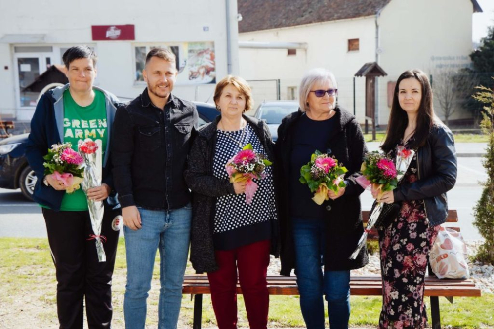Požega.eu | Slatka gesta Društva “Naša djeca” Kutjevo: Cvijeće i kolači uljepšali Dan žena na Trgu graševine