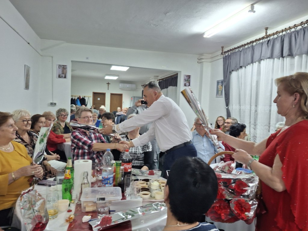 Požega.eu | Velički umirovljenici uz Dan žena darivali i muškarce!