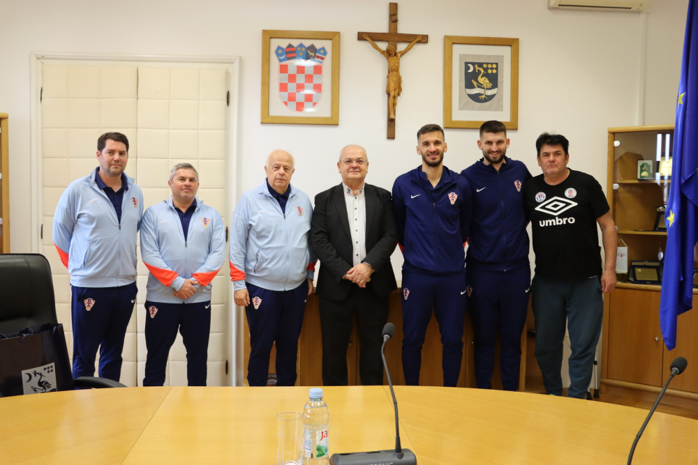 SB Online | Hrvatska futsalska reprezentacija na prijemu kod gradonačelnika Duspare