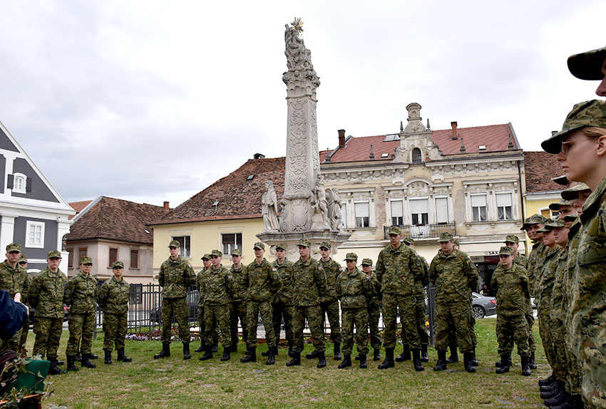 Požega.eu | Ročnici na dragovoljnoj vojnom osposovljavanju u požeškoj vojarni upoznali povijesne znamenitosti grada Požege