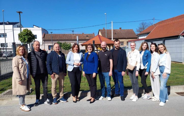 PLETERNIČKI HDZ NA GRADSKOJ TRŽNICI: Potencijalni kandidati počeli prikupljati potpise za lokalne izbore