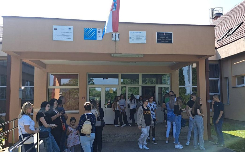 SB Online | Učenicima i nastavnicima osnovne škole u Bebrini stigao najljepši dar za njihov dan