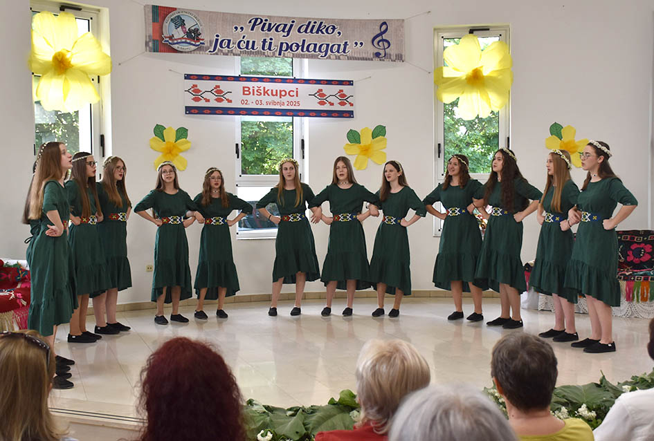 Pučko pjevanje bez glazbe izvele skupine na smotri u Biškupcima 