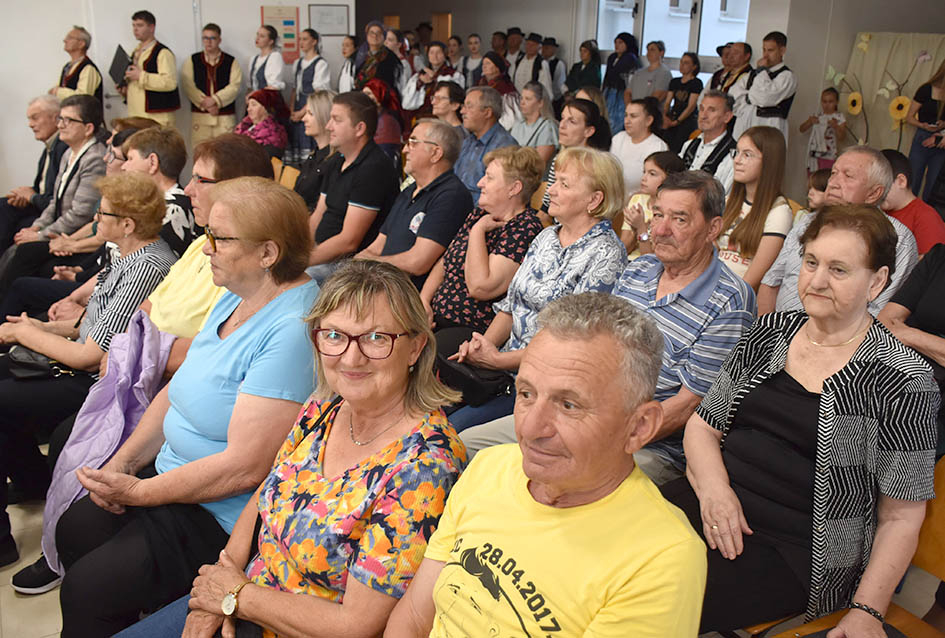 Pučko pjevanje bez glazbe izvele skupine na smotri u Biškupcima 