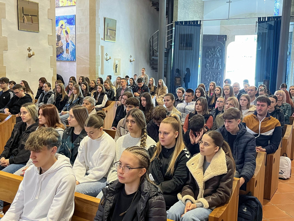 Požega.eu | Učenici katoličkih gimnazija iz Požege i Virovitice hodočastili u Voćin