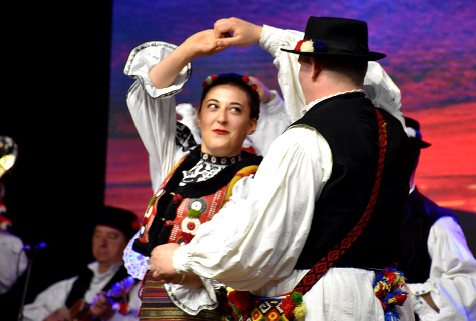 Požega.eu | Pet folklornih i jedna pjevačka skupina okončale priredbu Tambura za dušu u Kaptolu