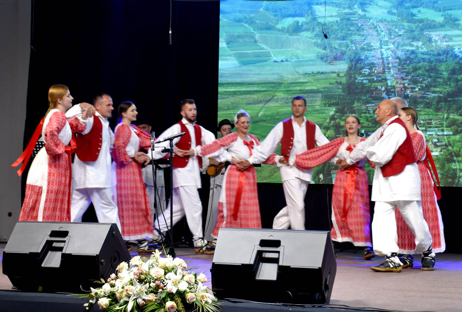 Pet folklornih i jedna pjevačka skupina okončale priredbu Tambura za dušu u Kaptolu