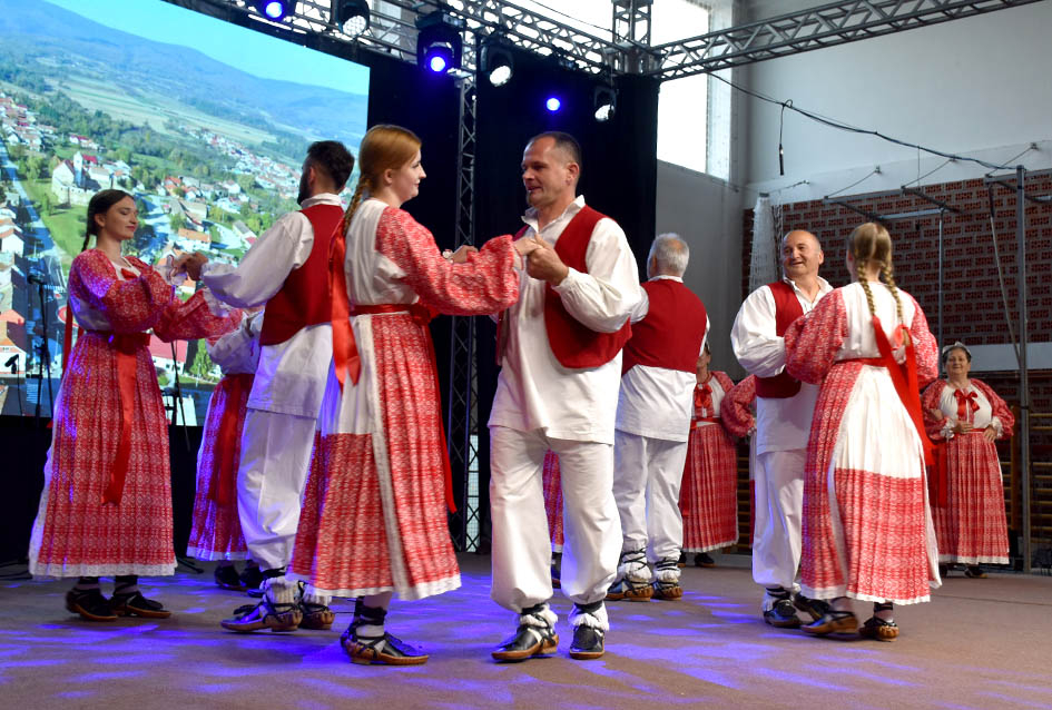 Pet folklornih i jedna pjevačka skupina okončale priredbu Tambura za dušu u Kaptolu