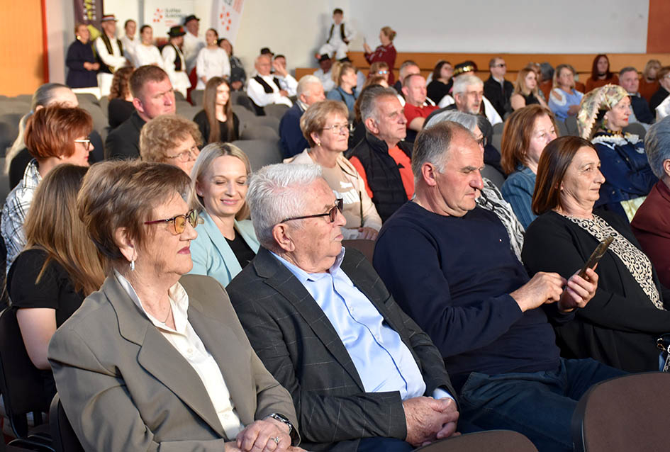 Pet folklornih i jedna pjevačka skupina okončale priredbu Tambura za dušu u Kaptolu