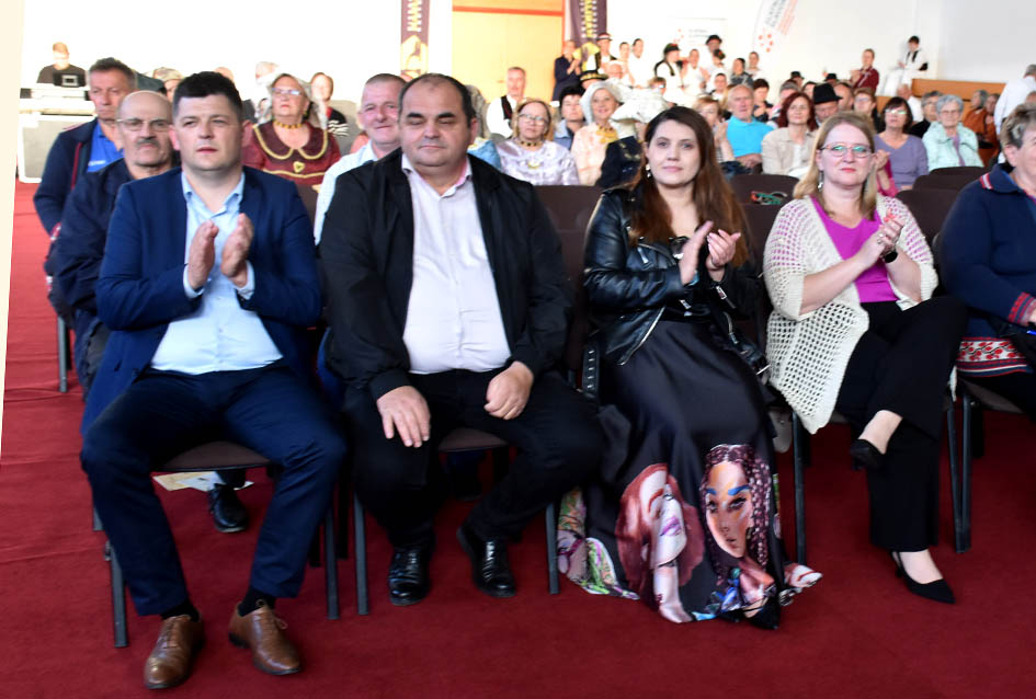 Pet folklornih i jedna pjevačka skupina okončale priredbu Tambura za dušu u Kaptolu