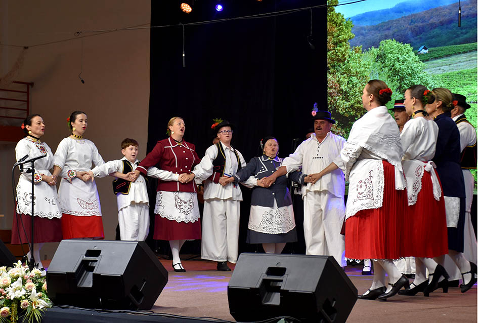 Pet folklornih i jedna pjevačka skupina okončale priredbu Tambura za dušu u Kaptolu
