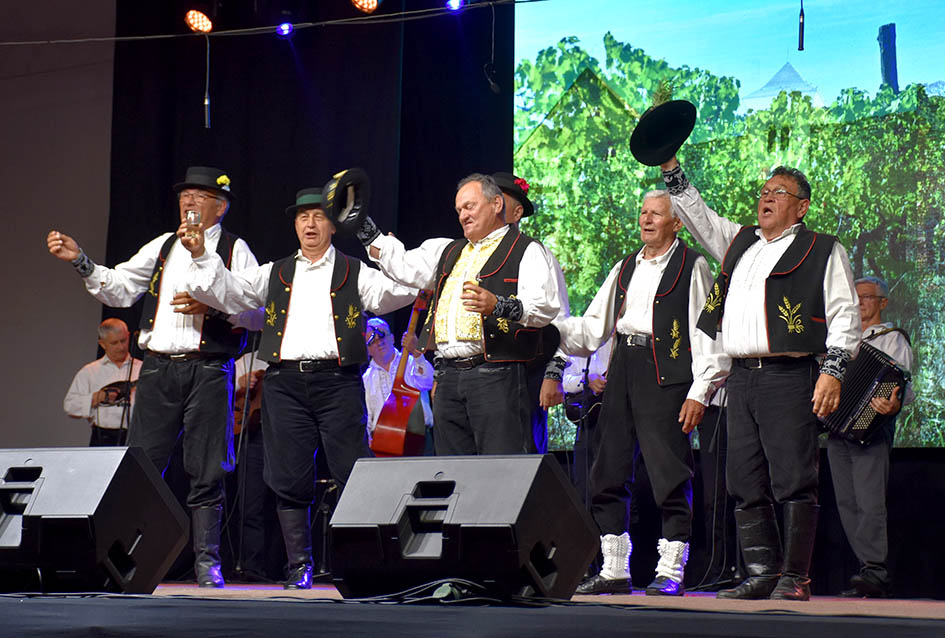 Pet folklornih i jedna pjevačka skupina okončale priredbu Tambura za dušu u Kaptolu