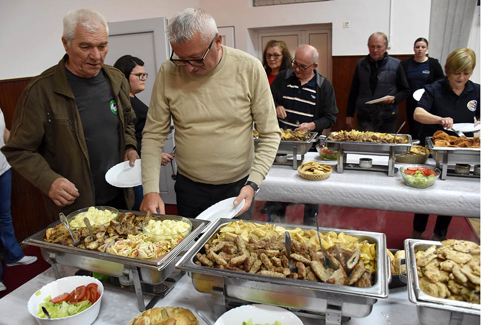 Pet folklornih i jedna pjevačka skupina okončale priredbu Tambura za dušu u Kaptolu