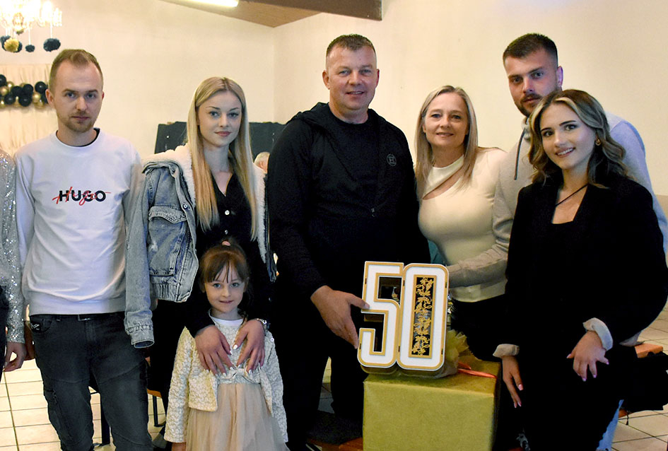 Požega.eu | Harmonikašu Josipu Jurgecu za 50. rođendan priredili tortu-harmoniku
