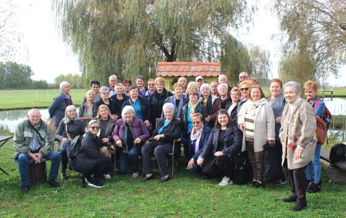 Požega.eu | Pleternički umirovljenici i Hrvatsko žensko društvo posjetili ranč Ramarin u Garčinu i zoološki vrt u Ruščici /FOTOGALERIJA/