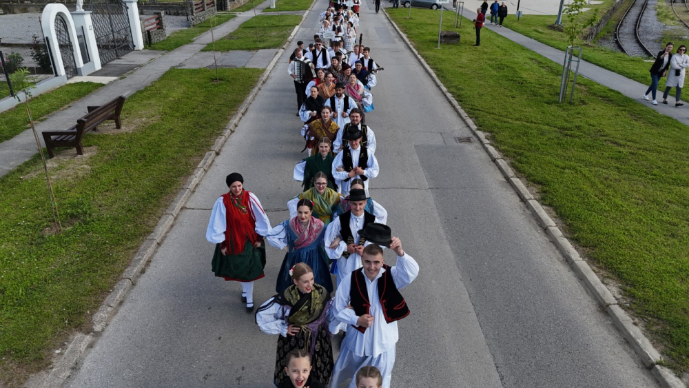 Požega.eu | (VELIKA FOTOGALERIJA) Povorka koja je krasila ulice Velike: S ponosom predstavili tradiciju kraja iz kojeg dolaze 