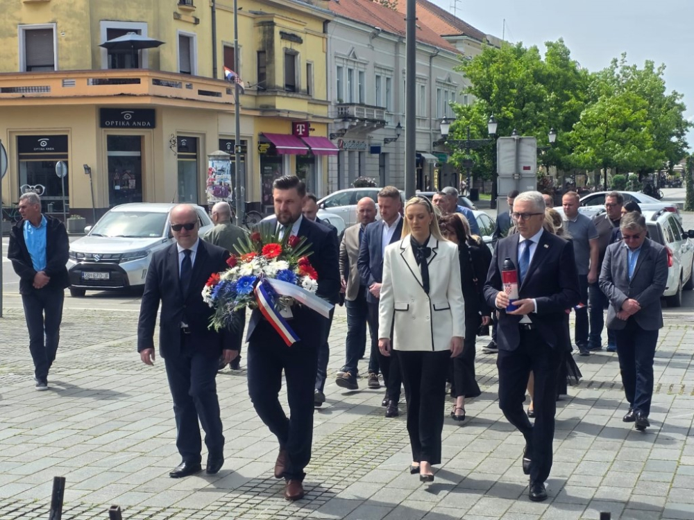 SB Online | DAN DRŽAVNOSTI: Više delegacija odale dužnu počast žrtvama Domovinskog rata 