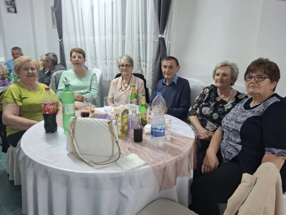 Umirovljenici na svojoj veličkoj zabavi rado i zapjevaju