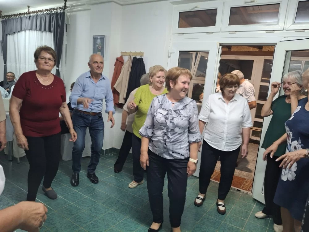 Umirovljenici na svojoj veličkoj zabavi rado i zapjevaju