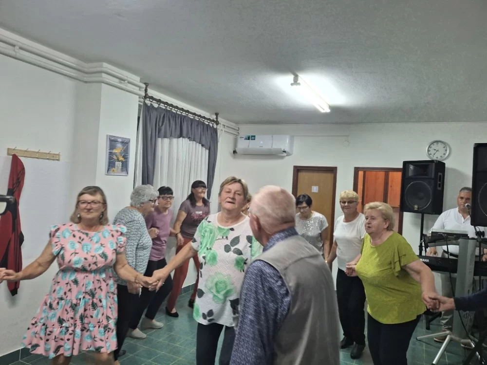 Umirovljenici na svojoj veličkoj zabavi rado i zapjevaju