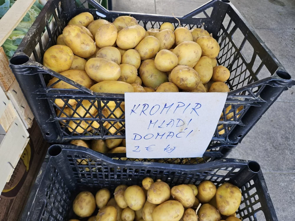 GRADSKA TRŽNICA PLETERNICA: Raznovrsna ponuda različitih proizvoda 