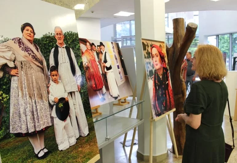 Požega.eu | Ovorena izložba fotografija ʼČuvajmo tradicijuʼ autora Domagoja Katića