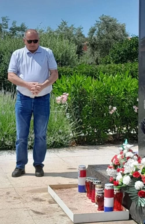 MATICA UMIROVLJENIKA OPĆINE JAKŠIĆ: U Škabrnji polaganjem vijenca odali počast žrtvama iz Domovinskog rata