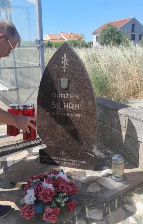 MATICA UMIROVLJENIKA OPĆINE JAKŠIĆ: U Škabrnji polaganjem vijenca odali počast žrtvama iz Domovinskog rata