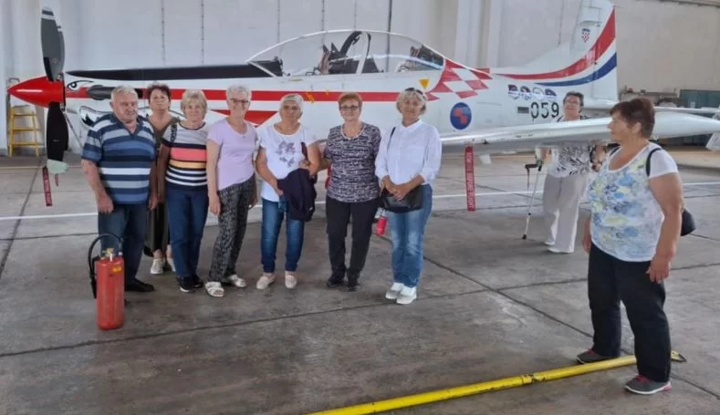 MATICA UMIROVLJENIKA OPĆINE JAKŠIĆ: U Škabrnji polaganjem vijenca odali počast žrtvama iz Domovinskog rata