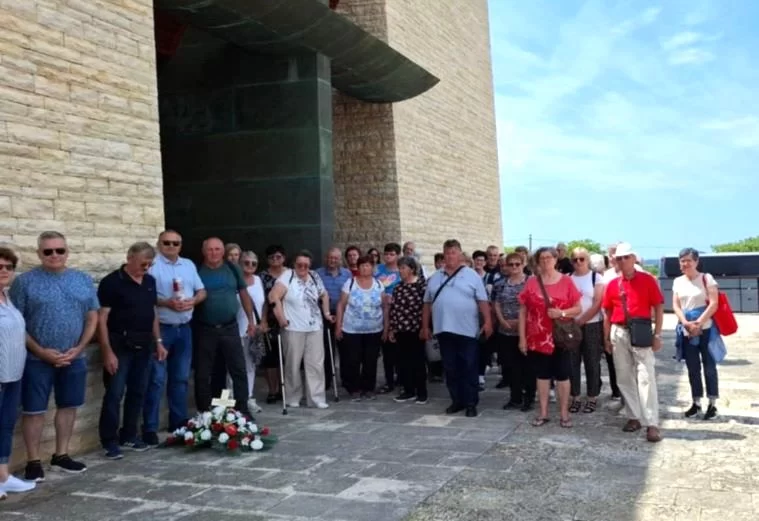 Požega.eu | MATICA UMIROVLJENIKA OPĆINE JAKŠIĆ: U Škabrnji polaganjem vijenca odali počast žrtvama iz Domovinskog rata