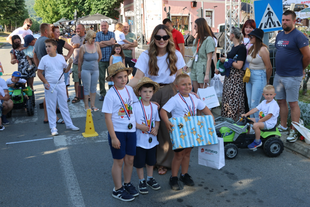 Požega.eu | Najbrži traktorist Matej Vulinović na ovogodišnjoj dječjoj utrci u sklopu Festivala graševine u Kutjevu
