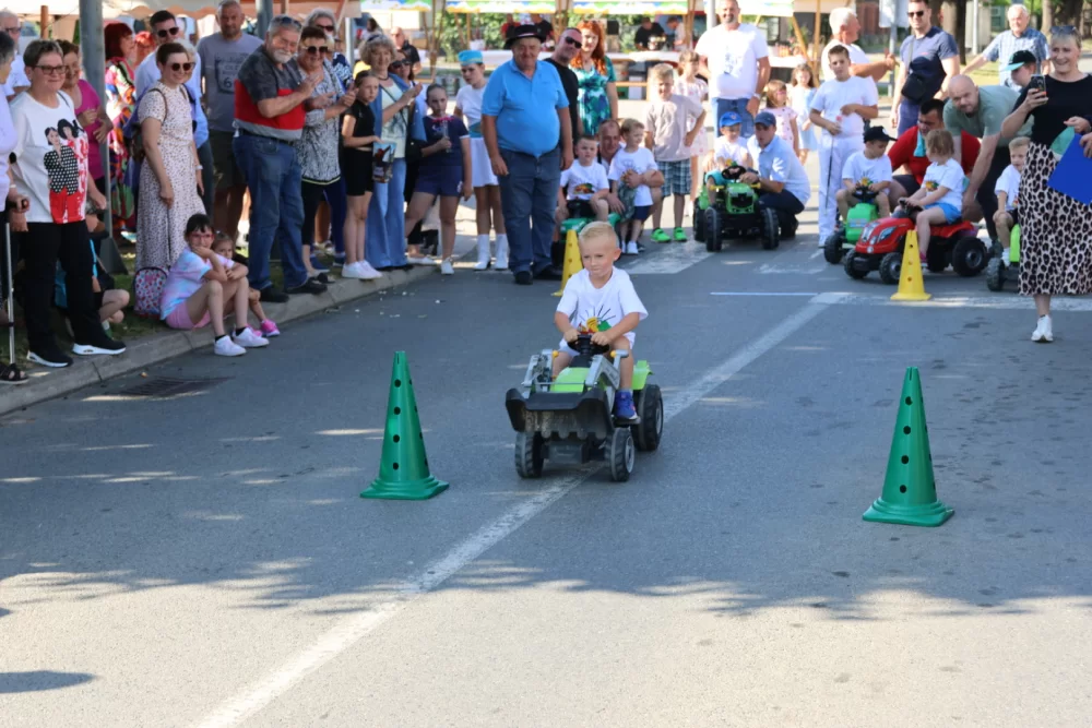 Najbrži traktorist Matej Vulinović na ovogodišnjoj dječjoj utrci u sklopu Festivala graševine u Kutjevu