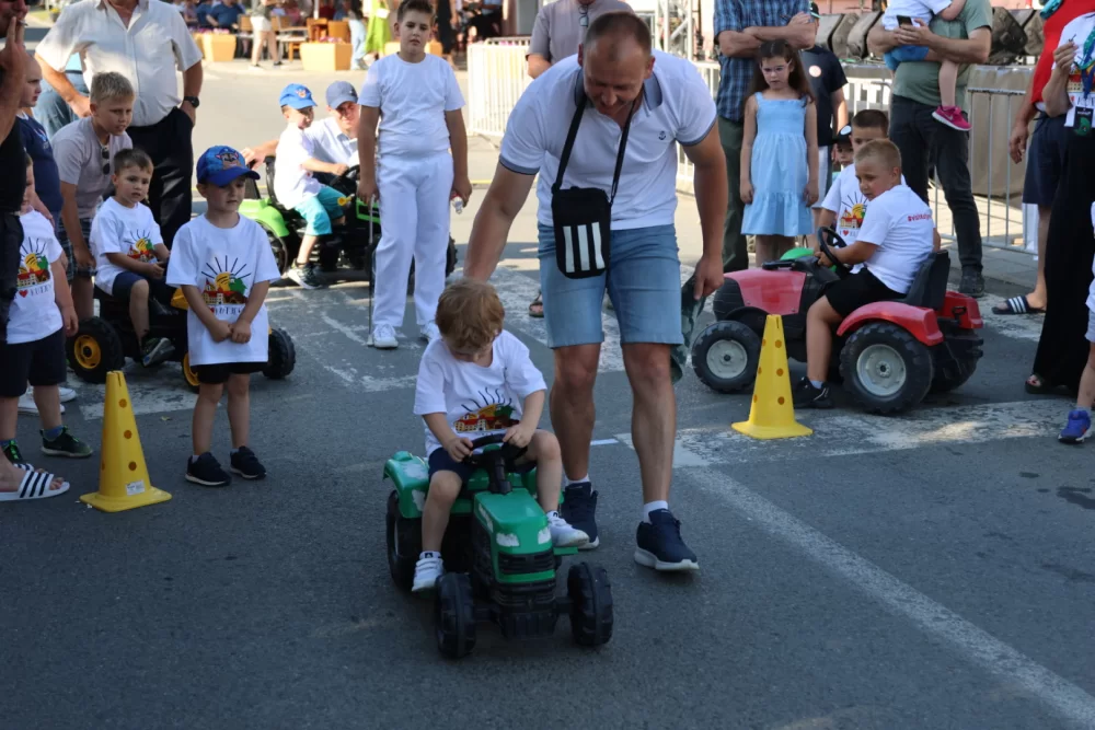 Najbrži traktorist Matej Vulinović na ovogodišnjoj dječjoj utrci u sklopu Festivala graševine u Kutjevu