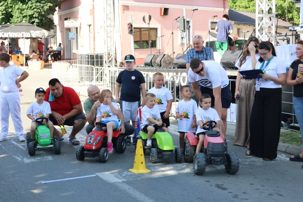 Najbrži traktorist Matej Vulinović na ovogodišnjoj dječjoj utrci u sklopu Festivala graševine u Kutjevu