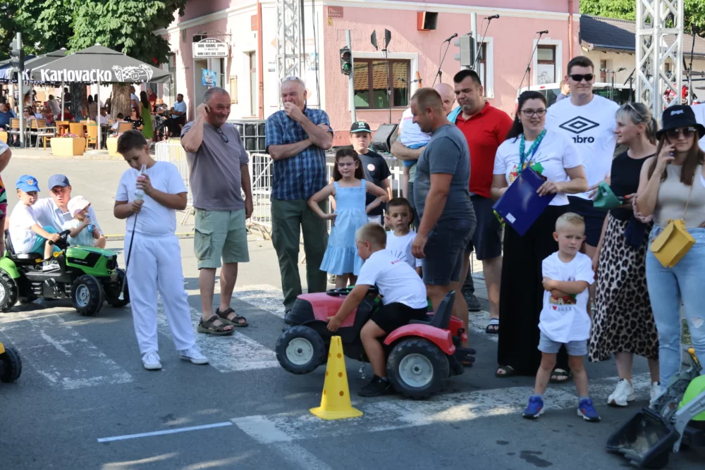 Najbrži traktorist Matej Vulinović na ovogodišnjoj dječjoj utrci u sklopu Festivala graševine u Kutjevu