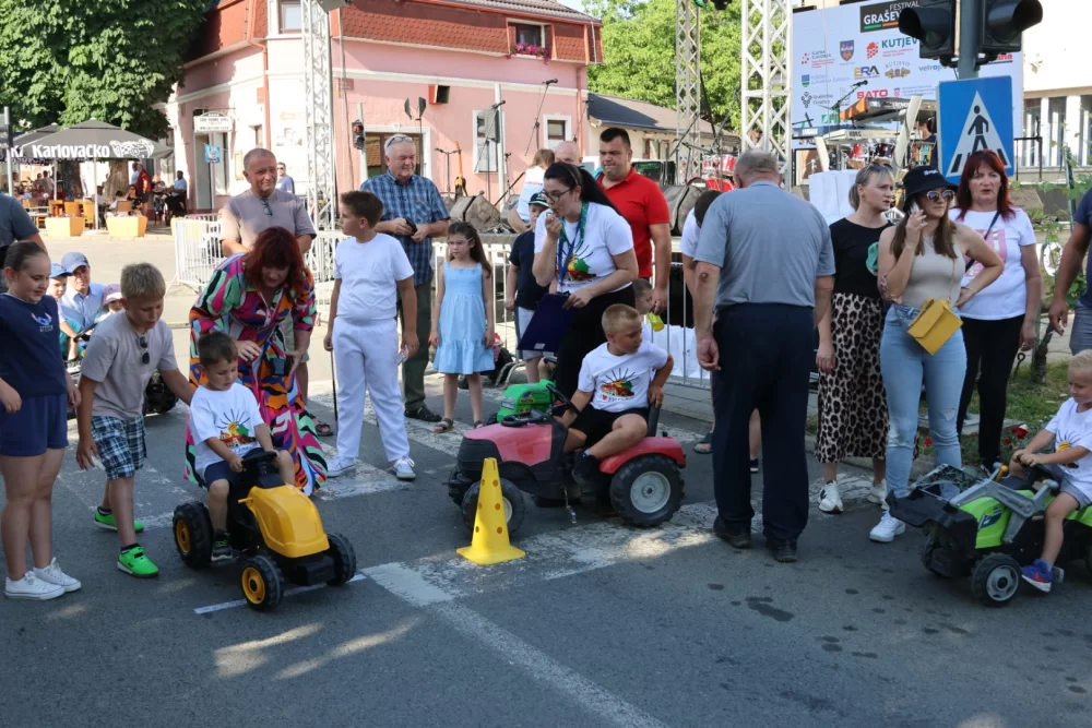 Najbrži traktorist Matej Vulinović na ovogodišnjoj dječjoj utrci u sklopu Festivala graševine u Kutjevu